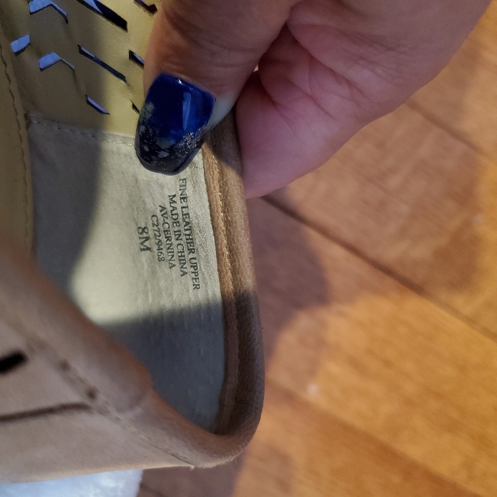 Shoes - Picture 5 of 6